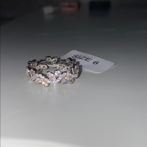 Very cute and sparkly ring - Picture 2 of 2